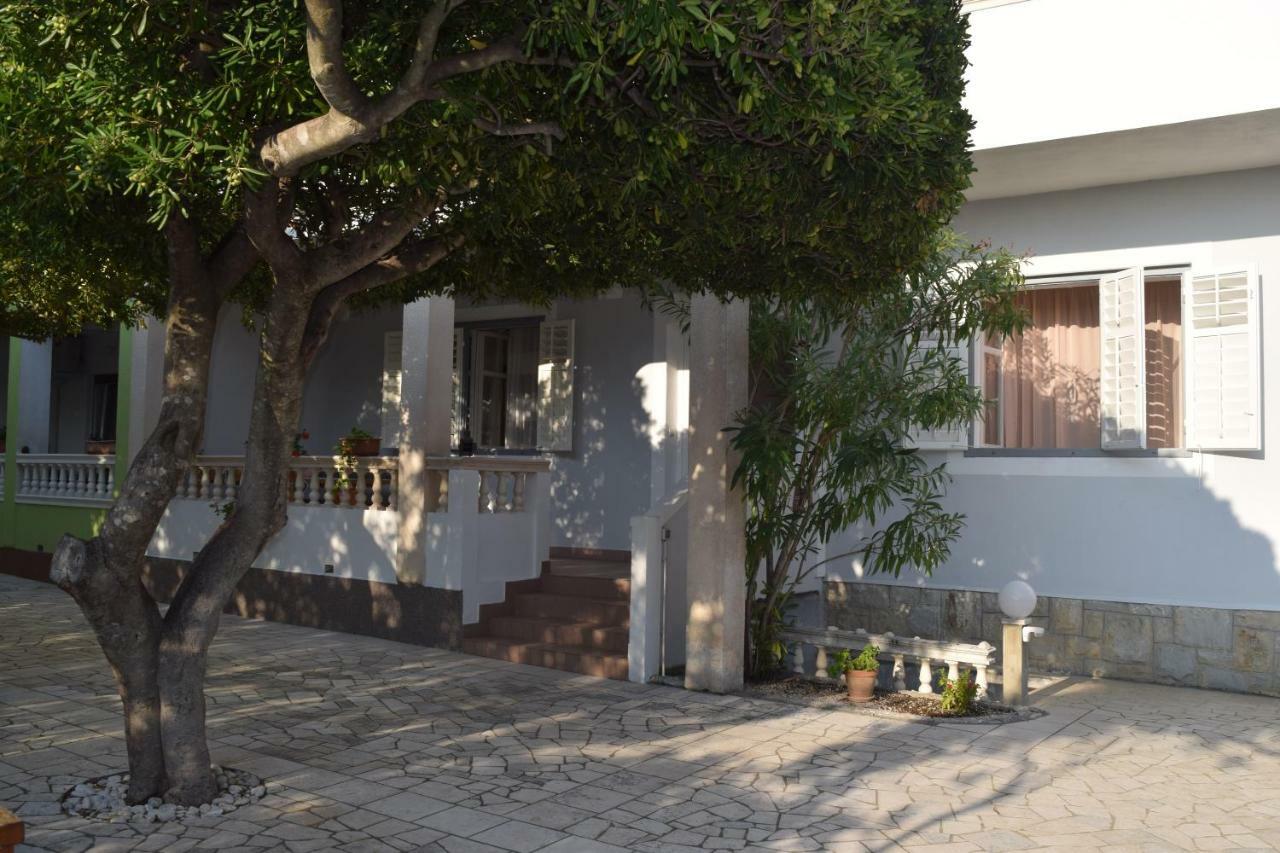 Apartmani Anđela i Mladen Debelić Rab Town Exteriör bild