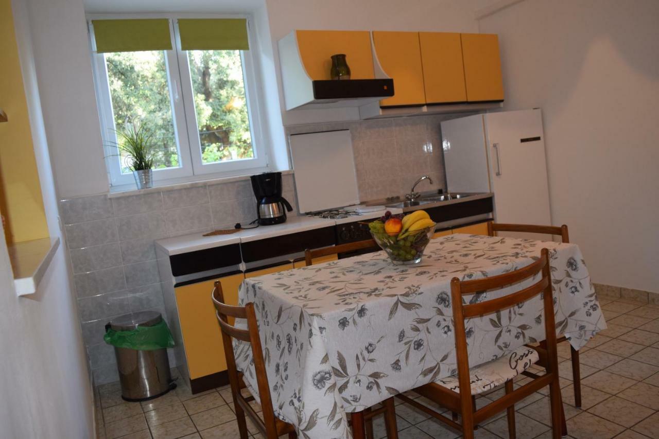 Apartmani Anđela i Mladen Debelić Rab Town Exteriör bild